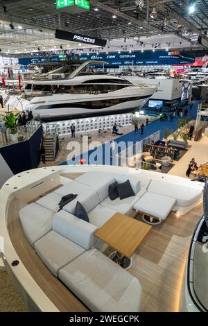 Grandi yacht, yacht di lusso, nel padiglione 6 di BOOT 2024, la più grande fiera al mondo di yacht e sport acquatici a Düsseldorf, NRW, Germania Foto Stock