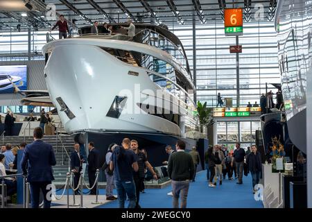 Grandi yacht, yacht di lusso, nel padiglione 6 di BOOT 2024, la più grande fiera al mondo di yacht e sport acquatici a Düsseldorf, NRW, Germania Foto Stock