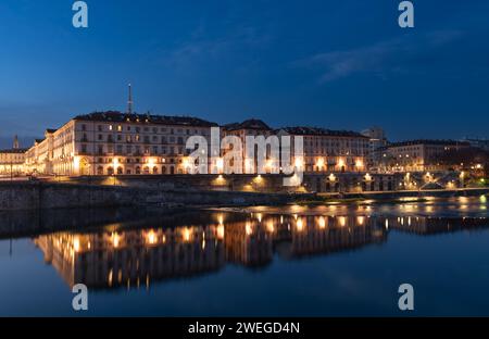 Eleganti edifici a Torino visti dalla riva sud del po. Sullo sfondo la Mole Antonelliana e Piazza Vittorio Veneto. Foto Stock