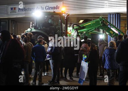 Bordeaux, Francia. 25 gennaio 2024. © PHOTOPQR/sud OUEST/Fabien Cottereau ; Bordeaux ; 25/01/2024 ; Agriculteurs en colère à Bordeaux devant la préfecture - protesta degli agricoltori francesi continua France Bordeaux 25 gennaio 2024 credito: MAXPPP/Alamy Live News Foto Stock