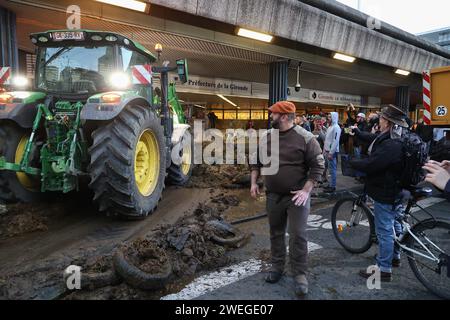 Bordeaux, Francia. 25 gennaio 2024. © PHOTOPQR/sud OUEST/Fabien Cottereau ; Bordeaux ; 25/01/2024 ; Agriculteurs en colère à Bordeaux devant la préfecture - protesta degli agricoltori francesi continua France Bordeaux 25 gennaio 2024 credito: MAXPPP/Alamy Live News Foto Stock