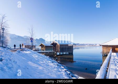 Kochel am SEE: lago Kochelsee, neve, barche a Oberbayern, terra di Tölzer, alta Baviera, Bayern, Baviera, Germania Foto Stock