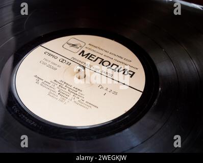 Sochi, Russia - 12 febbraio 2023: Frammento di un disco grammofono della compagnia Melodiya Foto Stock