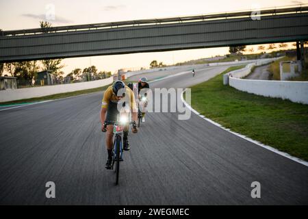 Ciclisti che accelerano uno degli angoli del circuito di Montmeló a Barcellona, in Spagna, durante la 24 ore di endurance Foto Stock