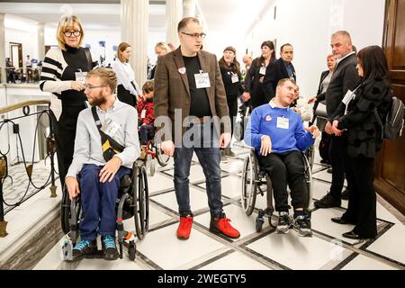 Varsavia, Polonia. 25 gennaio 2024. Un gruppo di persone disabili partecipa alla quarta sessione del Parlamento polacco che si svolge nel caos creato dal disaccordo legale con il precedente governo. L'attuale governo ha assunto il potere in Polonia il 13 dicembre 2023, subentrando al partito politico diritto e giustizia, che ha governato per 8 anni. Entrambe le parti si accusano a vicenda di atti incostituzionali e di fatto nel paese sono presenti due sistemi giuridici. Credito: SOPA Images Limited/Alamy Live News Foto Stock