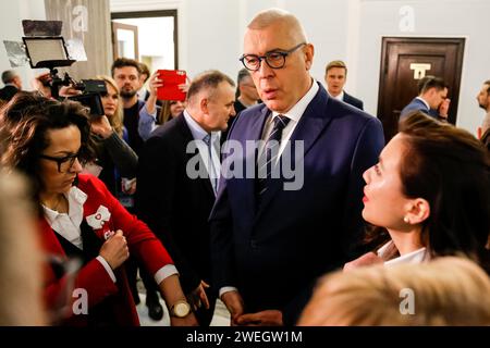 Varsavia, Polonia. 25 gennaio 2024. Il deputato Roman Giertych partecipa alla quarta sessione del Parlamento polacco che si svolge nel caos creato dal disaccordo legale con il precedente governo. L'attuale governo ha assunto il potere in Polonia il 13 dicembre 2023, subentrando al partito politico diritto e giustizia, che ha governato per 8 anni. Entrambe le parti si accusano a vicenda di atti incostituzionali e di fatto nel paese sono presenti due sistemi giuridici. Credito: SOPA Images Limited/Alamy Live News Foto Stock