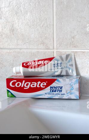 Tubo di dentifricio bianco Colgate per sbiancare i denti Foto Stock