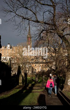 La città vecchia di Edimburgo è stata presa da Greyfriars Kirkyard in inverno, al sole mattutino - Edimburgo, Scozia, Regno Unito. Foto Stock