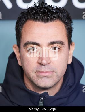 L'allenatore del FC Barcelona Xavi Hernandez guarda avanti durante la partita della Coppa El Rey Round of 8 tra Athletic Club e FC Barcelona allo stadio San Mames Foto Stock