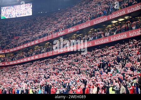 I tifosi dell'Athletic Club reagiscono durante la partita della Coppa El Rey Round of 8 tra Athletic Club e FC Barcelona allo Stadio San Mames il 16 gennaio 2024 Foto Stock