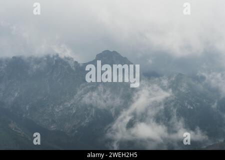 Tempo tempestoso nei Tatra polacchi in estate. Nebbia e nuvole sulle rocce. Foto di alta qualità Foto Stock