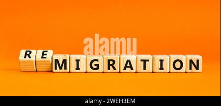 Simbolo di migrazione o di remigrazione. Concetto di Migration Remigration su bellissimi cubi di legno. Bellissimo sfondo arancione. Business migr Foto Stock