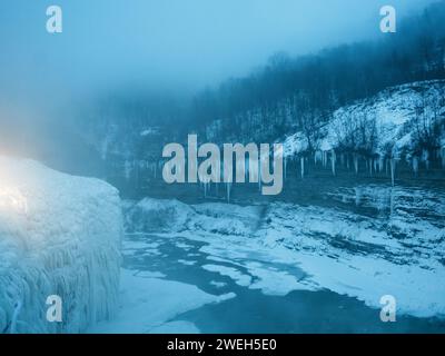 Vista della gola ghiacciata del fiume Genesee in inverno, Letchworth State Park, New York Foto Stock