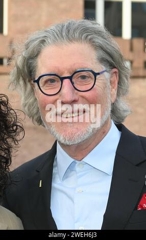 Colonia, Germania. 25 gennaio 2024. Premio di volontariato "KölnEngagiert 2024", mentore volontario Tugba Tekkal e mentore volontario Toni Schumacher posa di fronte al municipio credito: Horst Galuschka/dpa/Alamy Live News Foto Stock