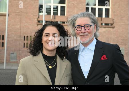 Colonia, Germania. 25 gennaio 2024. Premio di volontariato "KölnEngagiert 2024", mentore volontario Tugba Tekkal e mentore volontario Toni Schumacher posa di fronte al municipio credito: Horst Galuschka/dpa/Alamy Live News Foto Stock