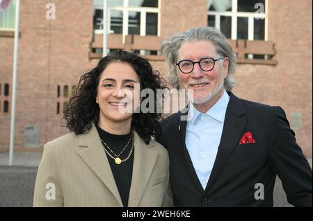 Colonia, Germania. 25 gennaio 2024. Premio di volontariato "KölnEngagiert 2024", mentore volontario Tugba Tekkal e mentore volontario Toni Schumacher posa di fronte al municipio credito: Horst Galuschka/dpa/Alamy Live News Foto Stock