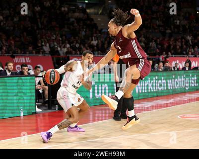 Carsen Edwards (Bayern Basketball, n. 3) versucht Edwin Jackson (LDLC ASVEL Villeurbanne, n. 11) zu blocken. GER, FC Bayern Basketball vs. LDLC ASVEL Villeurbanne, Basketball, EuroLeague, Saison 2023/2024, 25.01.2024, foto: Eibner-Pressefoto/Marcel Engelbrecht Foto Stock