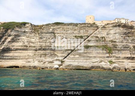 Lunga scalinata sulle rocce dei Re d'Aragona a Bonifacio in Corsica in Francia Foto Stock