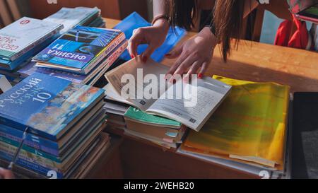 Gli studenti russi cercano informazioni nel libro segreto di un insegnante. Foto Stock