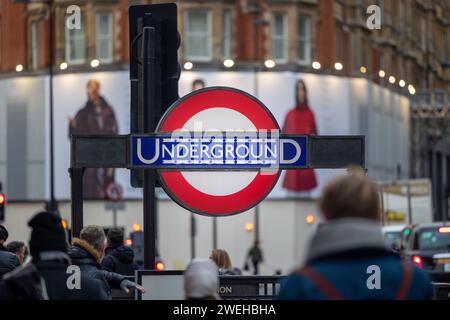 LONDRA, INGHILTERRA Regno Unito - 21 GENNAIO 2024: Ingresso alla stazione della metropolitana di Londra, Symbol Foto Stock