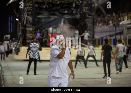 San Paolo, Brasile. 24 gennaio 2024. Il momento della preparazione tecnica per le scuole di samba è diventato uno degli eventi pubblici che compongono l'agenda del Carnevale di San Paolo. Molto attesi dai ballerini di samba più frequenti, le prove tecniche generali sono come un'anteprima della parata ufficiale, senza costume o allegoria. Per il pubblico in tribuna, un'opportunità per avere uno spoiler su ciò che sta per accadere. Le prove tecniche si svolgono presso l'Anhembi sambadrome di San Paolo in Brasile. (Immagine di credito: © Wagner Vilas/ZUMA Press Wire) SOLO USO EDITORIALE! Non per USO commerciale! Foto Stock