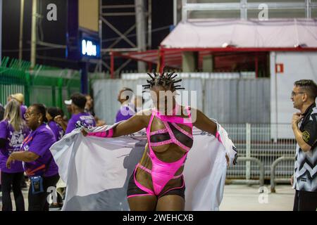 San Paolo, Brasile. 24 gennaio 2024. Il momento della preparazione tecnica per le scuole di samba è diventato uno degli eventi pubblici che compongono l'agenda del Carnevale di San Paolo. Molto attesi dai ballerini di samba più frequenti, le prove tecniche generali sono come un'anteprima della parata ufficiale, senza costume o allegoria. Per il pubblico in tribuna, un'opportunità per avere uno spoiler su ciò che sta per accadere. Le prove tecniche si svolgono presso l'Anhembi sambadrome di San Paolo in Brasile. (Immagine di credito: © Wagner Vilas/ZUMA Press Wire) SOLO USO EDITORIALE! Non per USO commerciale! Foto Stock