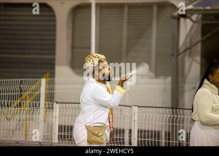 San Paolo, Brasile. 24 gennaio 2024. Il momento della preparazione tecnica per le scuole di samba è diventato uno degli eventi pubblici che compongono l'agenda del Carnevale di San Paolo. Molto attesi dai ballerini di samba più frequenti, le prove tecniche generali sono come un'anteprima della parata ufficiale, senza costume o allegoria. Per il pubblico in tribuna, un'opportunità per avere uno spoiler su ciò che sta per accadere. Le prove tecniche si svolgono presso l'Anhembi sambadrome di San Paolo in Brasile. (Immagine di credito: © Wagner Vilas/ZUMA Press Wire) SOLO USO EDITORIALE! Non per USO commerciale! Foto Stock