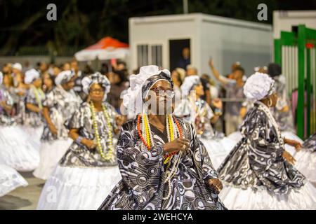 San Paolo, Brasile. 24 gennaio 2024. Il momento della preparazione tecnica per le scuole di samba è diventato uno degli eventi pubblici che compongono l'agenda del Carnevale di San Paolo. Molto attesi dai ballerini di samba più frequenti, le prove tecniche generali sono come un'anteprima della parata ufficiale, senza costume o allegoria. Per il pubblico in tribuna, un'opportunità per avere uno spoiler su ciò che sta per accadere. Le prove tecniche si svolgono presso l'Anhembi sambadrome di San Paolo in Brasile. (Immagine di credito: © Wagner Vilas/ZUMA Press Wire) SOLO USO EDITORIALE! Non per USO commerciale! Foto Stock