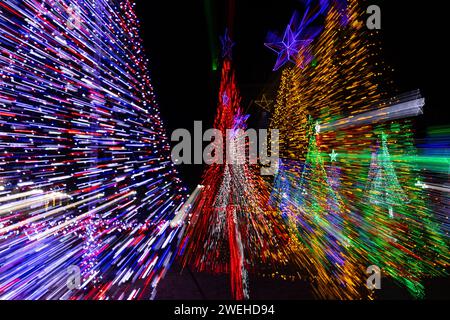 Movimento intenzionale della telecamera (ICM) sulle luci dell'albero di Natale, Hot Springs, Arkansas Foto Stock