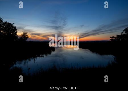 Tramonto in uno stagno di Assateague Island National Seashore, Maryland Foto Stock