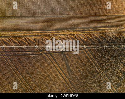 Vista aerea di un sistema di irrigazione a perno centrale su un campo nella periferia della città spagnola di Rueda a Valladolid, famosa per i suoi vigneti e per i suoi Foto Stock