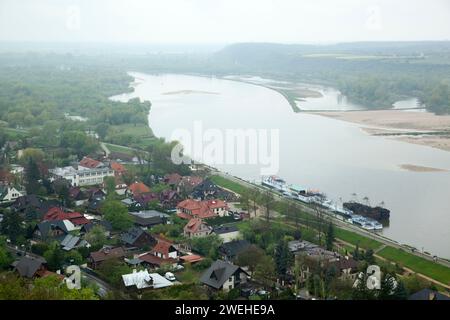 La vista piovosa della città storica di Kazimierz Dolny e del fiume Vistola in primavera (Polonia). Foto Stock