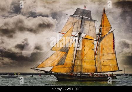 La goletta topsail Pride of Baltimore II naviga nella Parade of Ships che ha dato inizio al Tall Ships Festival 2010. Cielo ed effetti aggiunti. Foto Stock