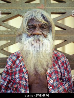 Un aborigeno australiano con capelli e barba grigi Foto Stock