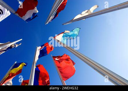 Ripresa grandangolare di bandiere nazionali europee, prospettiva rana, contro cielo blu, di fronte all'Ufficio europeo dei brevetti a Monaco, Baviera, Germania Foto Stock