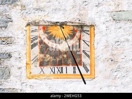 Meridiana su un vecchio muro a Salisburgo, Tirolo, Austria Foto Stock