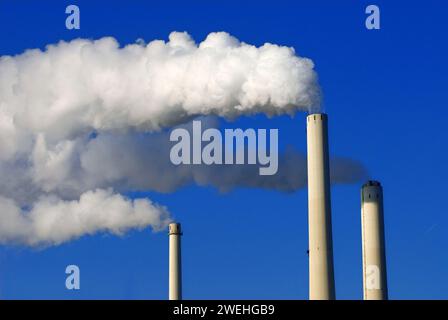 Camini bianchi fumanti dall'impianto di cogenerazione Nord, rifiuti all'impianto energetico, Heizkraftwerk Nord, Monaco, Baviera, Germania Foto Stock