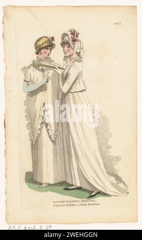 Magazine of Female Fashions of London and Paris: London Walking Dresses, 1798 - 1806 paper. stampa di lastre di moda con incisione a inchiostro Foto Stock