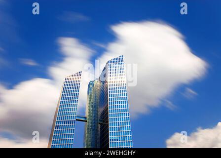 Nuvole che sembrano una tempesta sulle cosiddette Highlight Towers, le aziende Fujitsu e IBM sono tra gli attuali inquilini, Monaco, Baviera, Germa Foto Stock