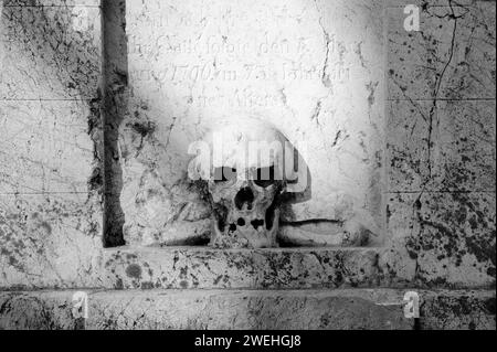 Cranio su una lapide, l'iscrizione risale al 1796, vecchio cimitero sud, Monaco, Baviera, Germania Foto Stock