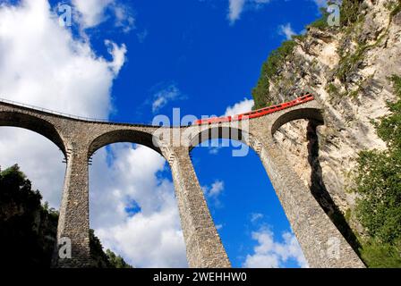 Red Glacier Express sul viadotto Landwasser, bei Filisur, Grigioni, Svizzera Foto Stock