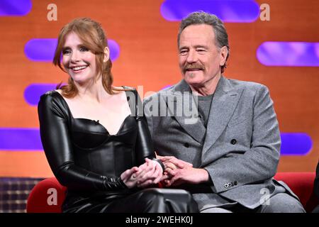 L'EDITORIALE UTILIZZA SOLO Bryce Dallas Howard e Bryan Cranston durante le riprese del Graham Norton Show al BBC Studioworks 6 Television Centre, Wood Lane, Londra, per essere trasmesso su BBC One il venerdì sera. Data foto: Giovedì 25 gennaio 2024. Credito fotografico: Matt Crossick/PA Wire Foto Stock