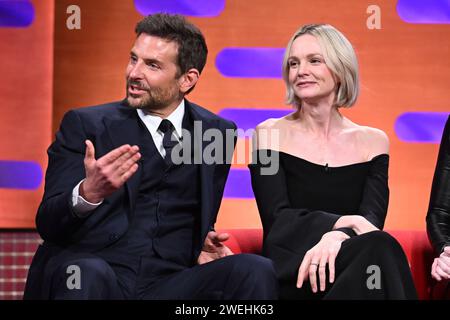 L'EDITORIALE UTILIZZA SOLO Bradley Cooper e Carey Mulligan durante le riprese del Graham Norton Show al BBC Studioworks 6 Television Centre, Wood Lane, Londra, per essere trasmesso su BBC One il venerdì sera. Data foto: Giovedì 25 gennaio 2024. Credito fotografico: Matt Crossick/PA Wire Foto Stock