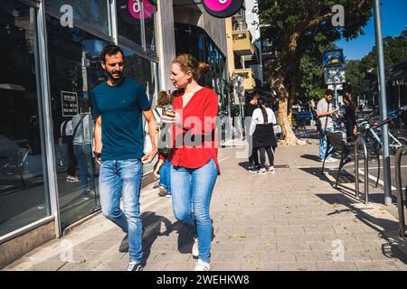 Tel Aviv, Israele – 24 gennaio 2024 persone che camminano per le strade di Tel Aviv, una città emblematica e iconica di Israele Foto Stock