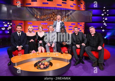 L'EDITORIALE UTILIZZA SOLO Bradley Cooper, Carey Mulligan, Bryce Dallas Howard, Bryan Cranston, Daniel Kaluuya e Kevin Bridges con il conduttore Graham Norton durante le riprese del Graham Norton Show al BBC Studioworks 6 Television Centre, Wood Lane, Londra, per essere trasmesso su BBC One il venerdì sera. Data foto: Giovedì 25 gennaio 2024. Credito fotografico: Matt Crossick/PA Wire Foto Stock