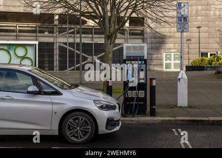 L'auto elettrica viene caricata presso un punto di ricarica EV a Coventry, West Midlands, Regno Unito. Foto Stock
