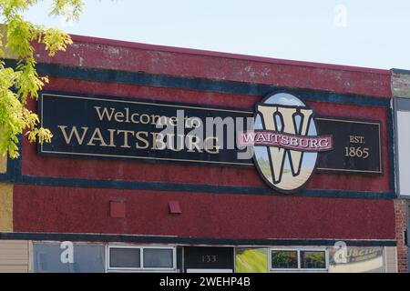 Waitsburg, Washington, USA - 25 maggio 2023; cartello e logo di benvenuto a Waitsburg sul lato dell'edificio rosso Foto Stock