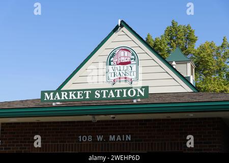 Walla Walla, WA, USA - 25 maggio 2023; Valley Transit Location presso Market Station con cartello a Walla Wallaa Washington Foto Stock