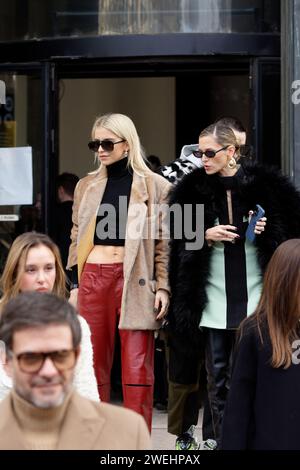 Paris a été pour la 2ème semaine consécutive, le paradis de la mode. Cette semaine ce sont des défilés haute couture qui ont attiré les célébrités Foto Stock