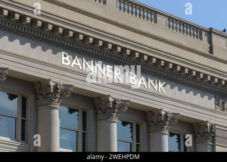 Walla Walla, WA, USA - 25 maggio 2023; insegna Banner Bank su un edificio in pietra ornata a Walla Walla Foto Stock